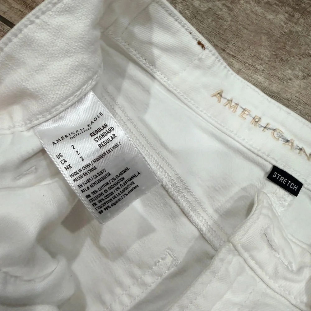 American Eagle Outfitters | White Mom Jeans